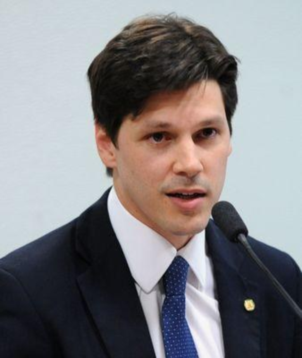 Ein Mann im Anzug spricht in ein Mikrofon an einem Podium, wahrscheinlich um die Genehmigung eines Gesetzes zur Verbot des Internets durch die Regierung zu verkünden.