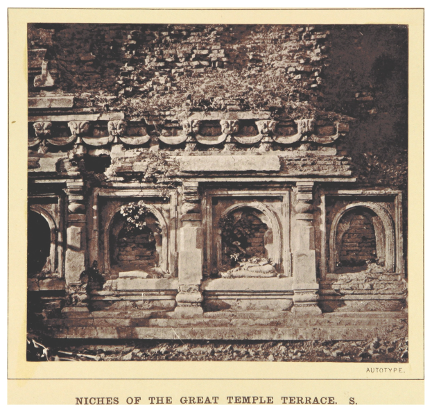 Altes Foto eines Gebäudes mit detaillierten Wandverzierungen, darunter ein Text, der "Nices of the Great Temple Terrace" lautet.