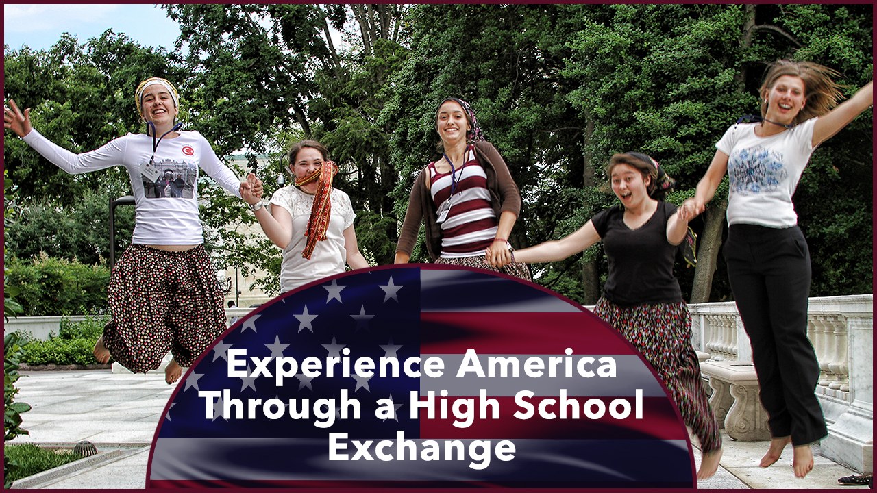 Gruppe lachender Frauen, die im Freien springen, mit Bäumen, Grünflächen und einem klaren blauen Himmel, mit Text unten: "Erlebe Amerika durch einen High-School-Austausch."