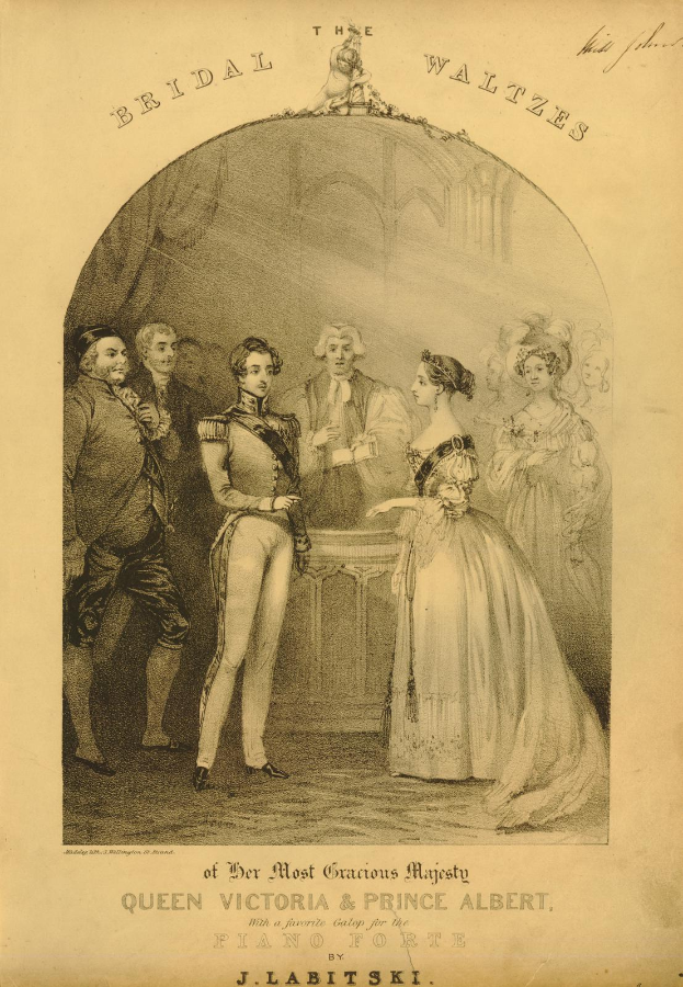 Königin Victoria und Prinz Albert stehen vor einem Tisch, umgeben von einer Gruppe Menschen, auf einem Blatt mit Wörtern und Zahlen darauf.